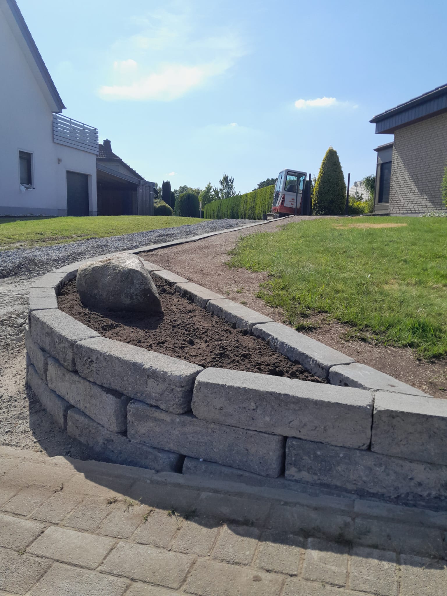 Stützmauer und vorbereitete Gartenanlage